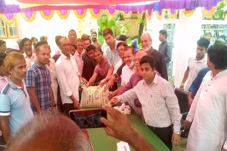 মদনে কৃষি অফিসারদের  বেতনের টাকায় সার ও বীজ উপহার